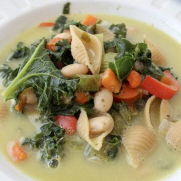 Pesto kale and white bean soup