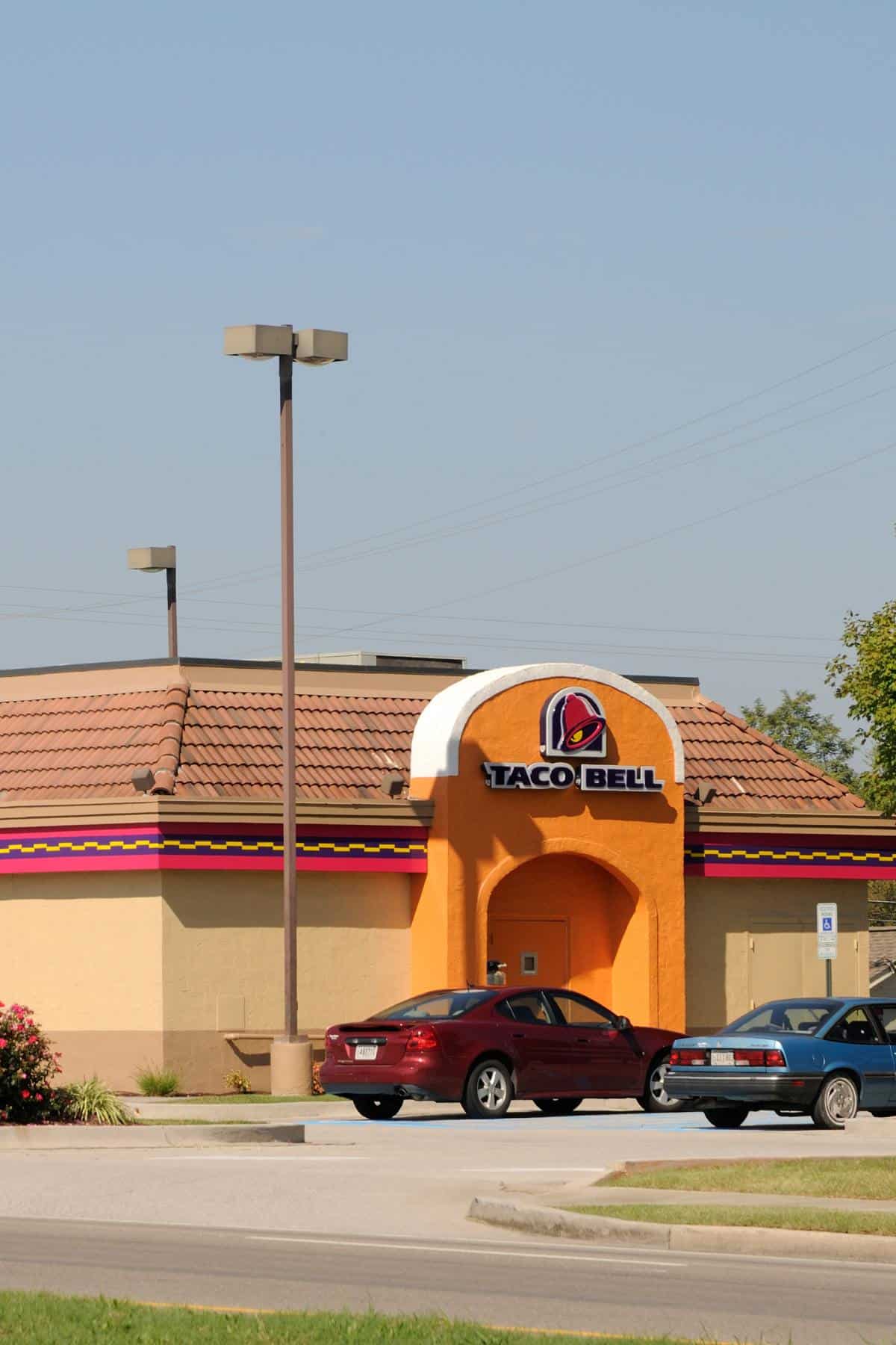 The outside of a taco bell restaurant and its sign.