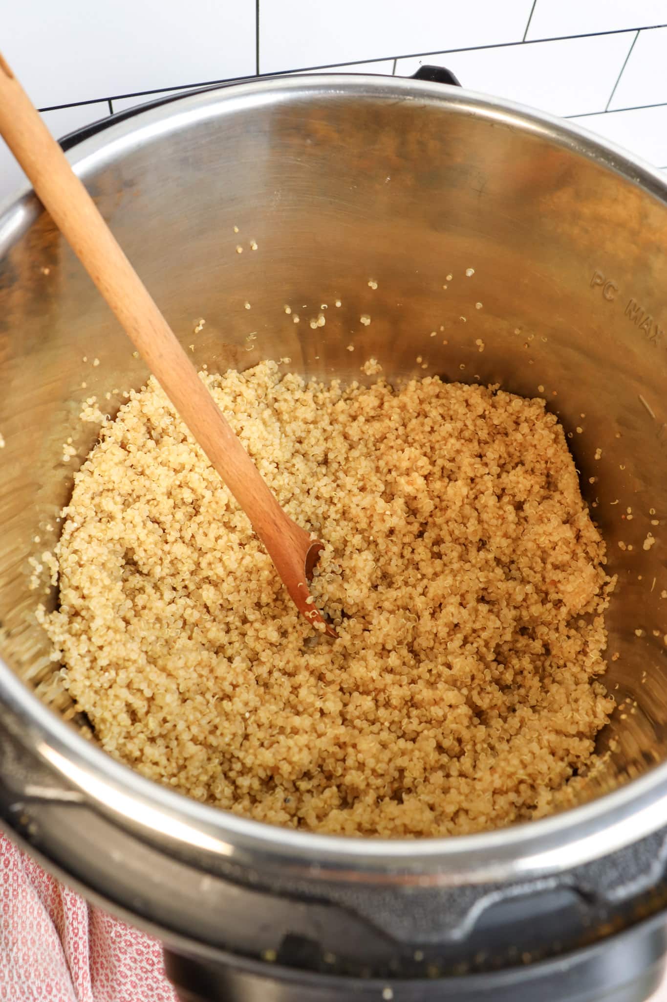 Fluffy quinoa in an instant pot (pressure cooker).